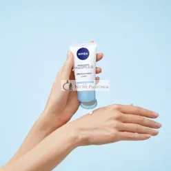   Nivea Essentials Moisturizing Normal To Combination Skin Spf 15 - 50ml